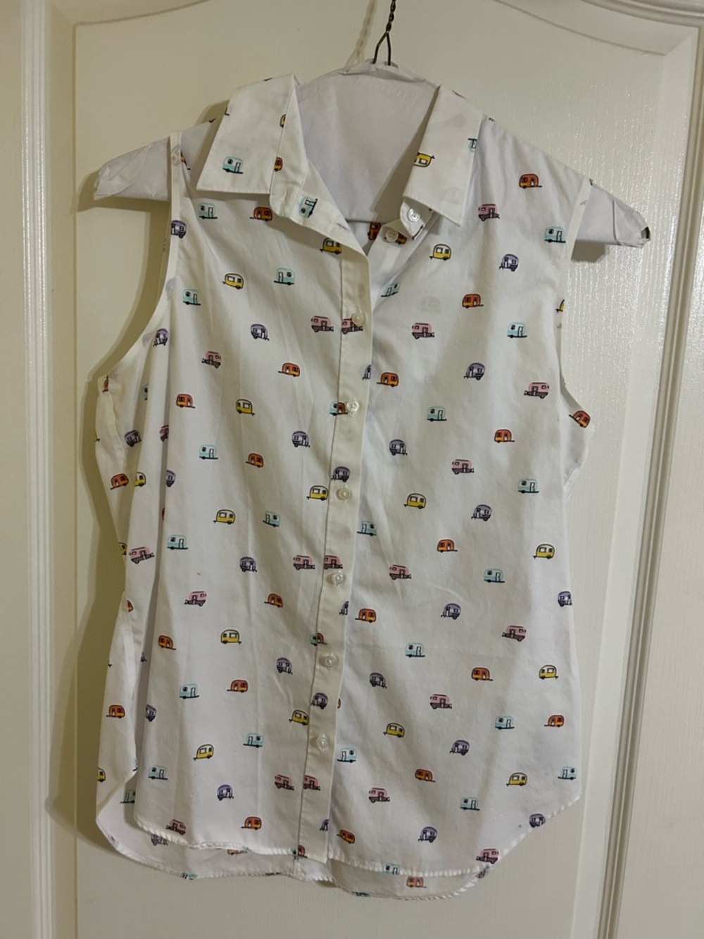 Lands' End White Sleeveless Button-Front Shirt with Colorful Camper Print